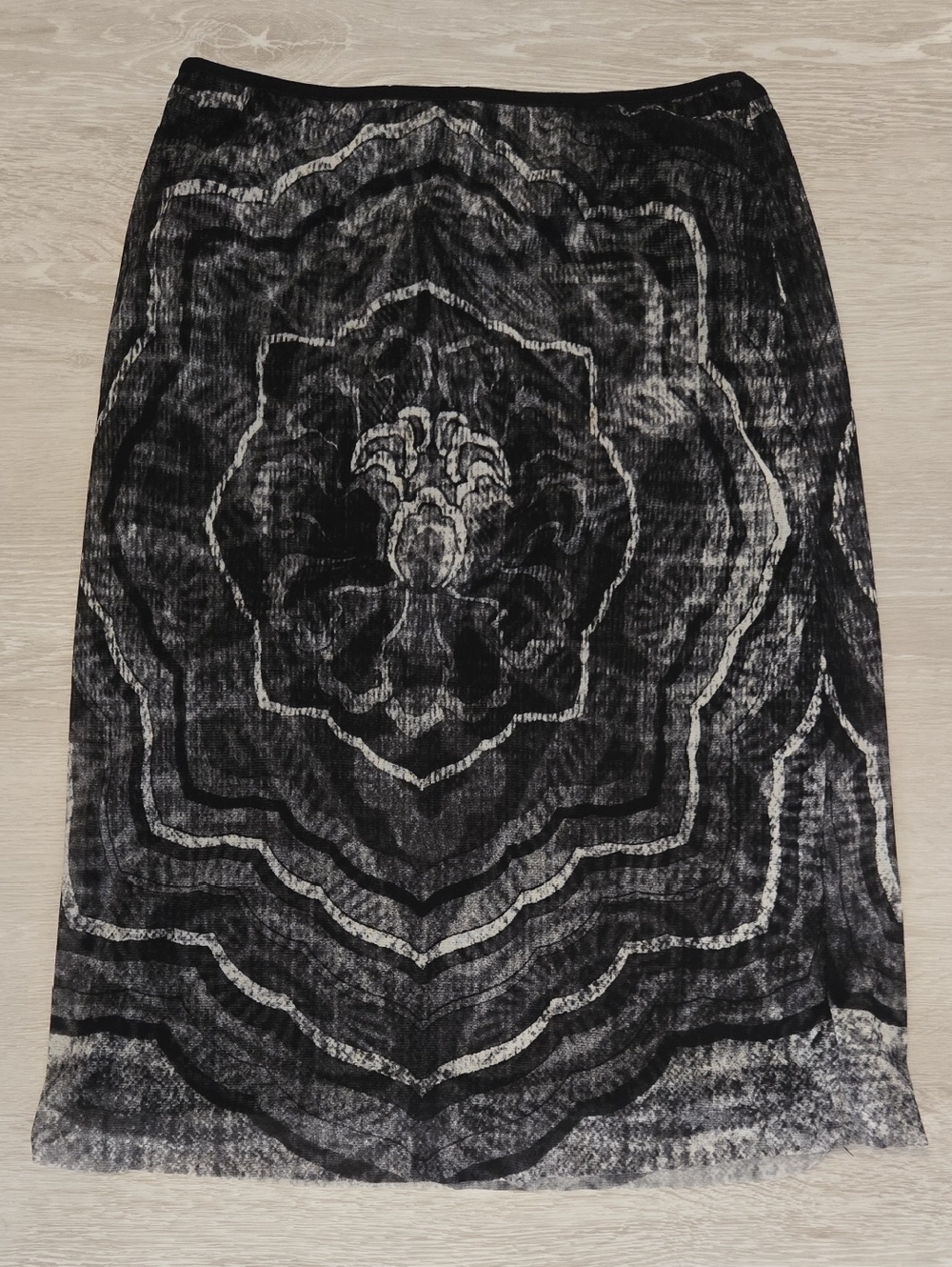 Vintage 90's-Vivienne Tam Black and Gray Floral Medallion Midi Skirt(M)